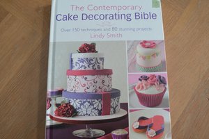 The Contemporary Cake Decorating Bible: Over 150 Techniques and 80 Studding Projects